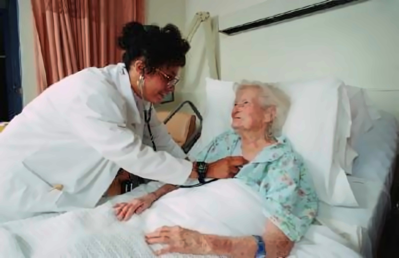 Pflegekraft des VdB e.V. kümmert sich einfühlsam um eine Patientin